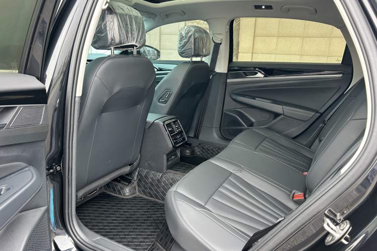 Used Volkswagen Passat 2026 Model, Outstanding 380TSI Xingkong Longteng Edition Left Rear Seat