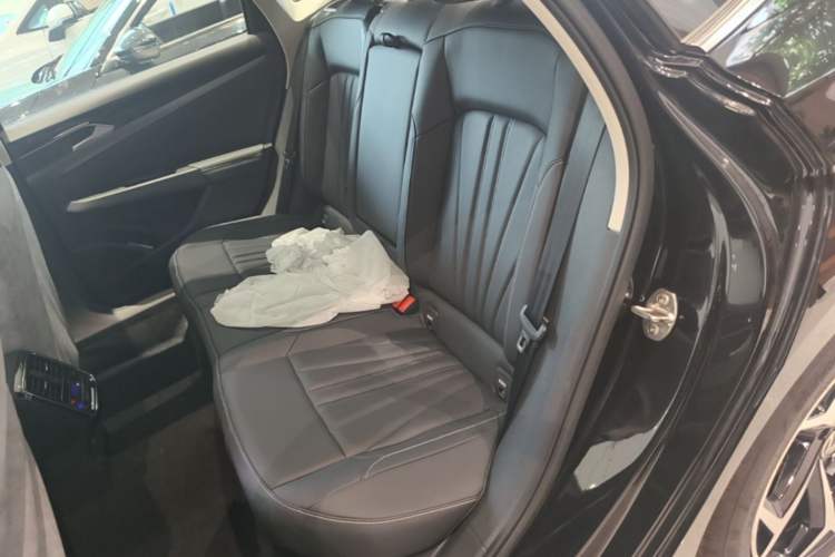 Used Volkswagen Passat 2026 Model, Outstanding 380TSI Xingkong Longteng Edition Left Rear Seat