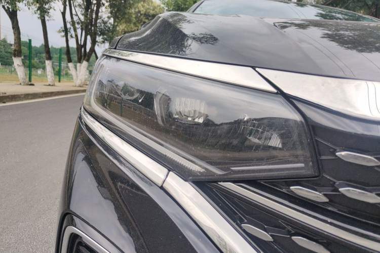 Used Volkswagen Passat 2026 Model, Outstanding 330TSI Xingkong Elite Edition Right Front Headlight