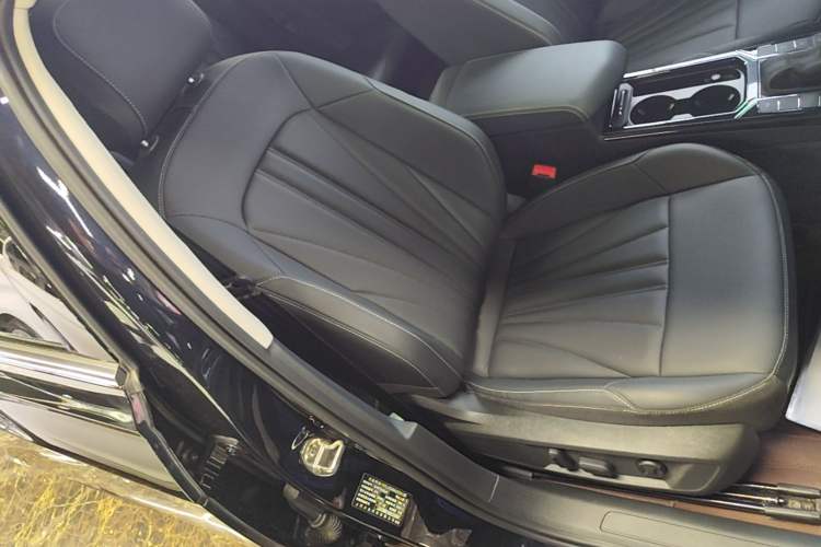 Used Volkswagen Passat 2026 Model, Outstanding 330TSI Elite Edition Right Front Seat