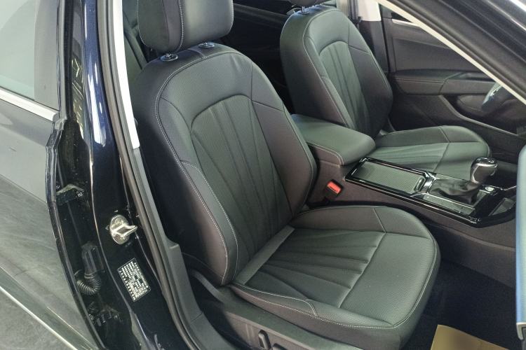 Used Volkswagen Passat 2026 Model, Outstanding 330TSI Elite Edition Right Front Seat