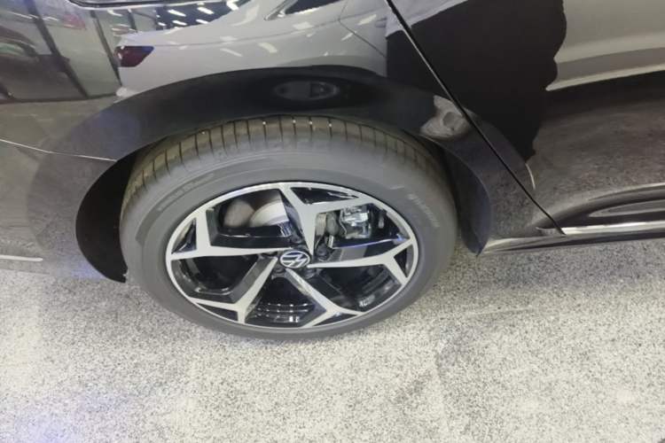Used Volkswagen Passat 2026 Model, Outstanding 330TSI Xingkong Elite Edition Right Rear Wheel Hub