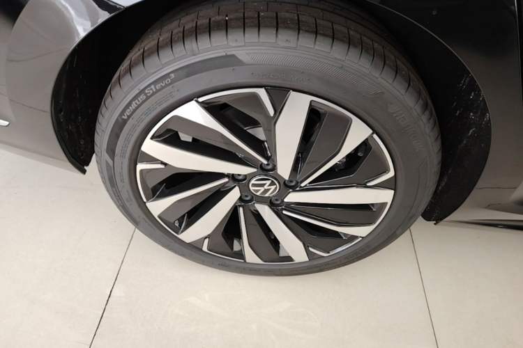 Used Volkswagen Passat 2026 Model, Outstanding 380TSI Longteng Edition Right Rear Wheel Hub