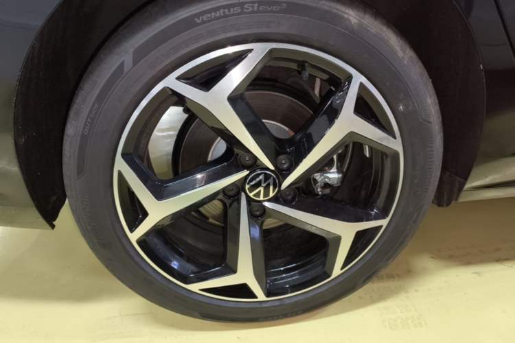 Used Volkswagen Passat 2026 Model, Outstanding 380TSI Xingkong Longteng Edition Right Rear Wheel Hub