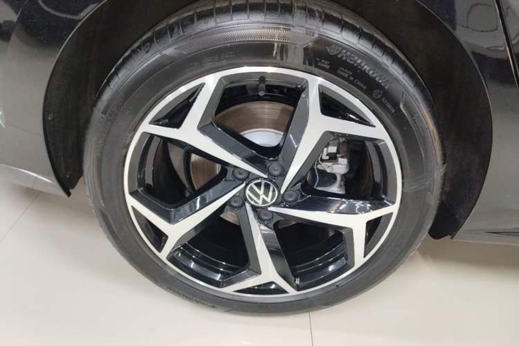 Used Volkswagen Passat 2026 Model, Outstanding 380TSI Xingkong Longyao Edition Right Rear Wheel Hub