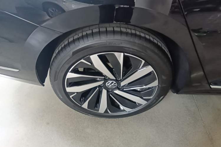 Used Volkswagen Passat 2026 Model, Outstanding 330TSI Elite Edition Right Rear Wheel Hub