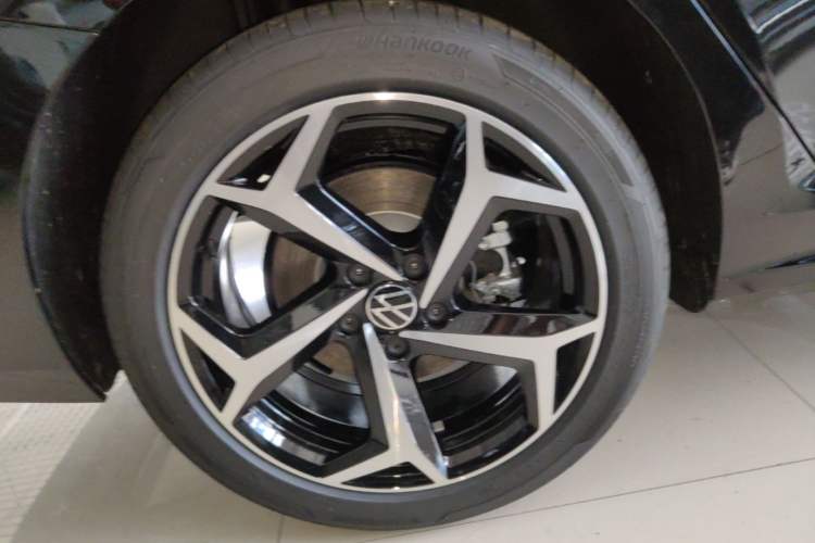 Used Volkswagen Passat 2026 Model, Outstanding 380TSI Xingkong Longteng Edition Right Rear Wheel Hub