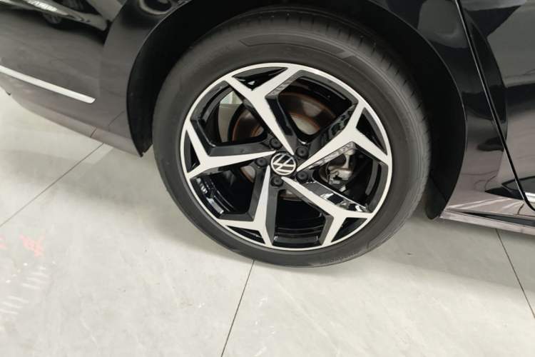 Used Volkswagen Passat 2026 Model, Outstanding 380TSI Xingkong Longteng Edition Right Rear Wheel Hub