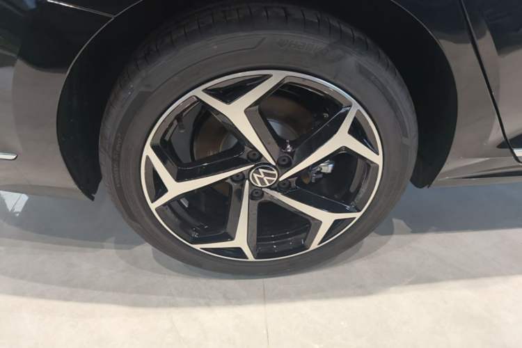 Used Volkswagen Passat 2026 Model, Outstanding 380TSI Xingkong Longteng Edition Right Rear Wheel Hub