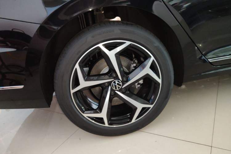 Used Volkswagen Passat 2026 Model, Outstanding 380TSI Xingkong Longteng Edition Right Rear Wheel Hub