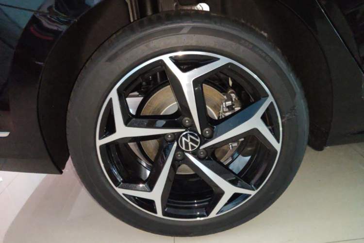 Used Volkswagen Passat 2026 Model, Outstanding 380TSI Xingkong Longteng Edition Right Rear Wheel Hub