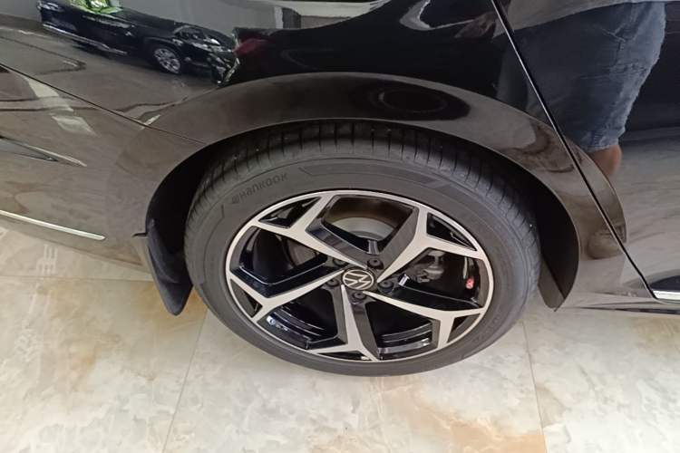 Used Volkswagen Passat 2026 Model, Outstanding 380TSI Xingkong Longteng Edition Right Rear Wheel Hub