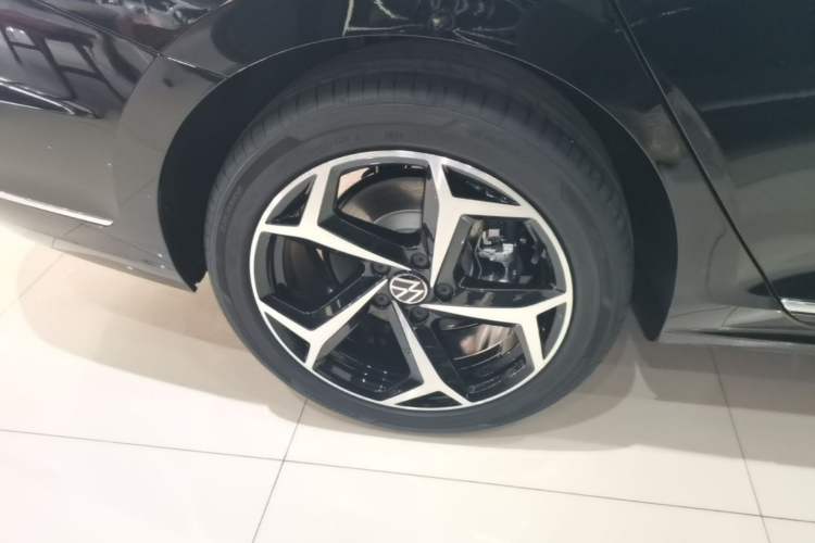 Used Volkswagen Passat 2026 Model, Outstanding 380TSI Xingkong Longteng Edition Right Rear Wheel Hub