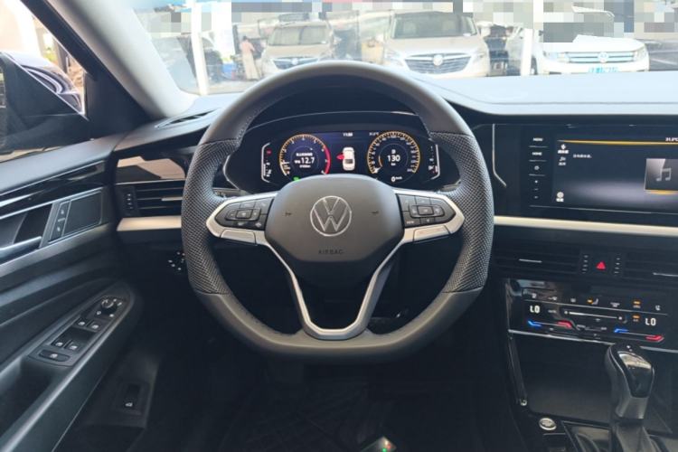 Used Volkswagen Passat 2026 Model, Outstanding 380TSI Xingkong Longteng Edition Steering Wheel