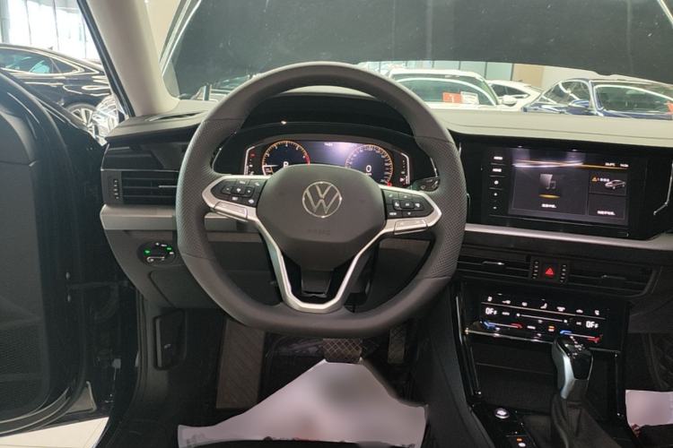 Used Volkswagen Passat 2026 Model, Outstanding 380TSI Longteng Edition Steering Wheel
