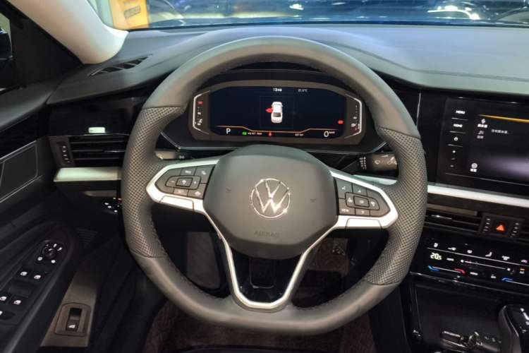 Used Volkswagen Passat 2026 Model, Outstanding 380TSI Xingkong Longteng Edition Steering Wheel