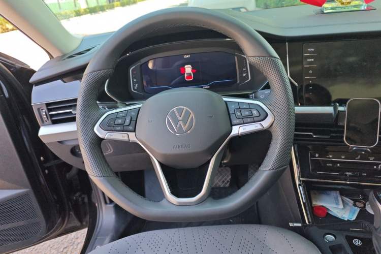 Used Volkswagen Passat 2026 Model, Outstanding 380TSI Xingkong Longyao Edition Steering Wheel