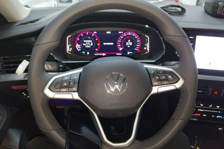 Used Volkswagen Passat 2026 Model, Outstanding 380TSI Xingkong Longyao Edition Steering Wheel