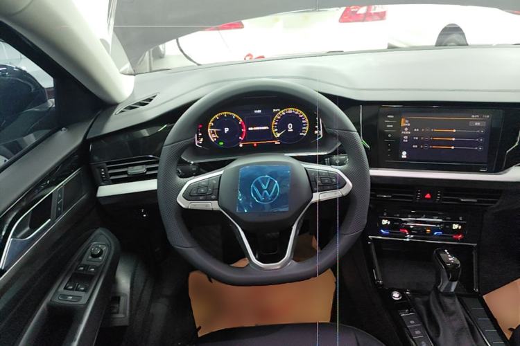 Used Volkswagen Passat 2026 Model, Outstanding 380TSI Longteng Edition Steering Wheel