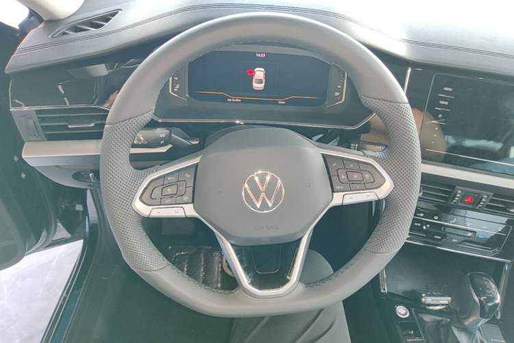 Used Volkswagen Passat 2026 Model, Outstanding 380TSI Xingkong Longteng Edition Steering Wheel