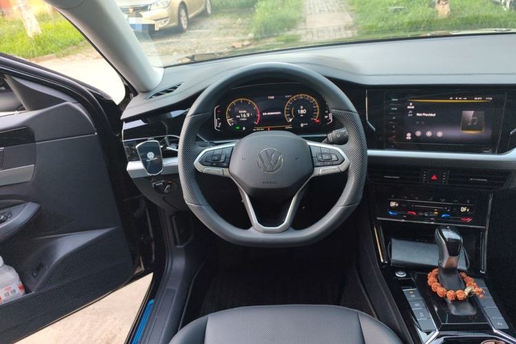 Used Volkswagen Passat 2026 Model, Outstanding 380TSI Longteng Edition Steering Wheel
