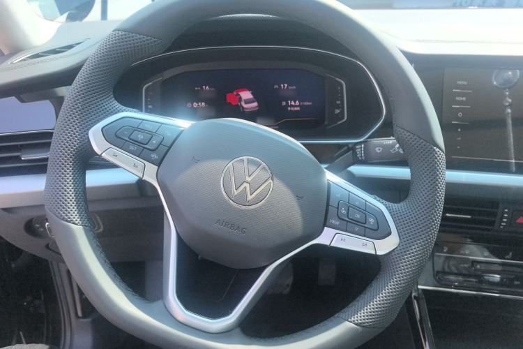 Used Volkswagen Passat 2026 Model, Outstanding 380TSI Longteng Edition Steering Wheel