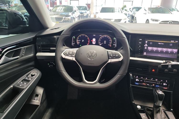 Used Volkswagen Passat 2026 Model, Outstanding 380TSI Xingkong Longteng Edition Steering Wheel