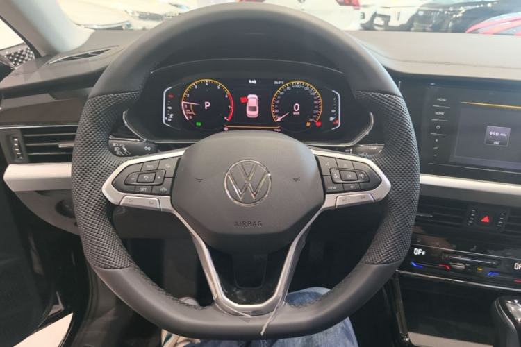 Used Volkswagen Passat 2026 Model, Outstanding 380TSI Xingkong Longteng Edition Steering Wheel
