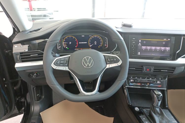 Used Volkswagen Passat 2026 Model, Outstanding 380TSI Xingkong Longteng Edition Steering Wheel