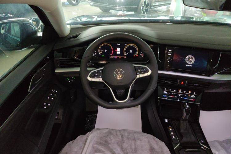 Used Volkswagen Passat 2026 Model, Outstanding 380TSI Xingkong Longteng Edition Steering Wheel
