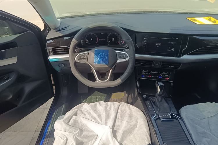 Used Volkswagen Passat 2026 Model, Outstanding 380TSI Longteng Edition Steering Wheel