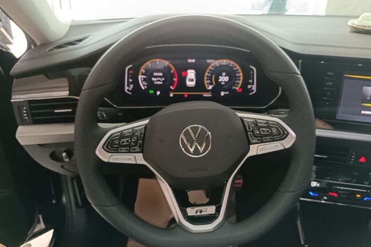 Used Volkswagen Passat 2026 Model, Outstanding 380TSI Xingkong Longteng Edition Steering Wheel