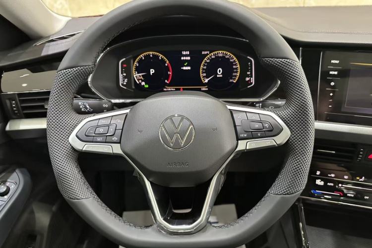 Used Volkswagen Passat 2026 Model, Outstanding 380TSI Xingkong Longteng Edition Steering Wheel