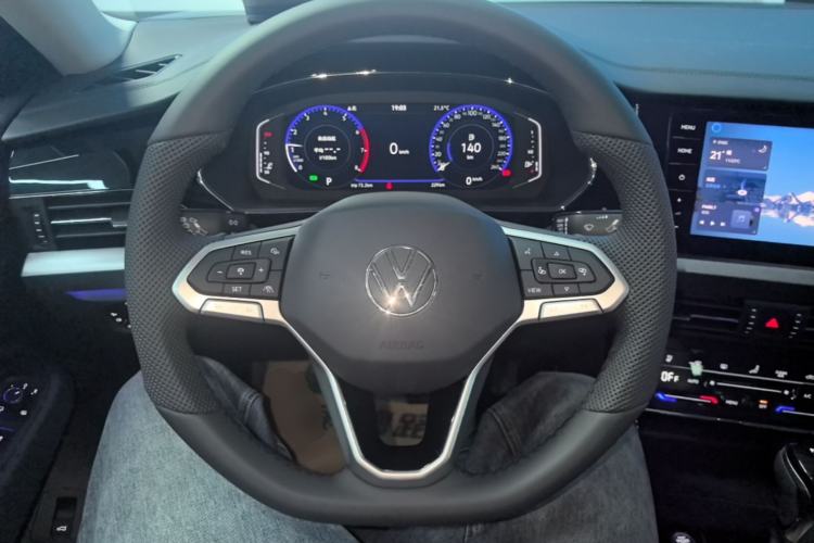 Used Volkswagen Passat 2026 Model, Outstanding 380TSI Longyao Edition Steering Wheel