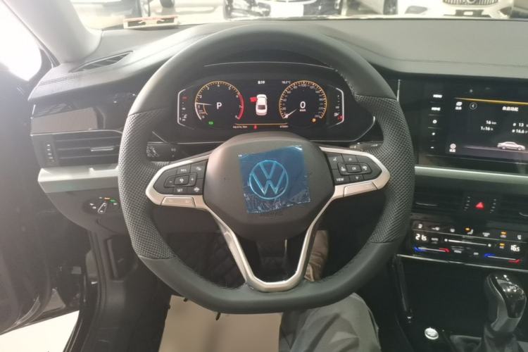 Used Volkswagen Passat 2026 Model, Outstanding 380TSI Xingkong Longteng Edition Steering Wheel