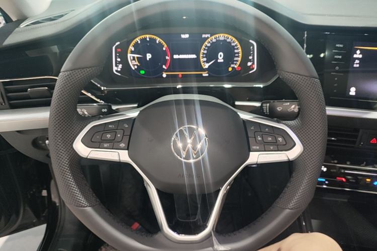Used Volkswagen Passat 2026 Model, Outstanding 380TSI Xingkong Longteng Edition Steering Wheel