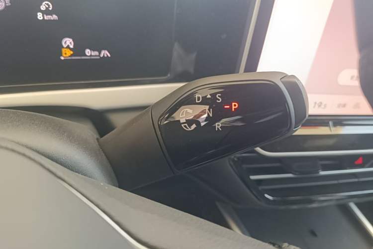 Used Volkswagen Passat 2026 Model, Pro 380TSI Xingkong Longzun Edition Gear Lever