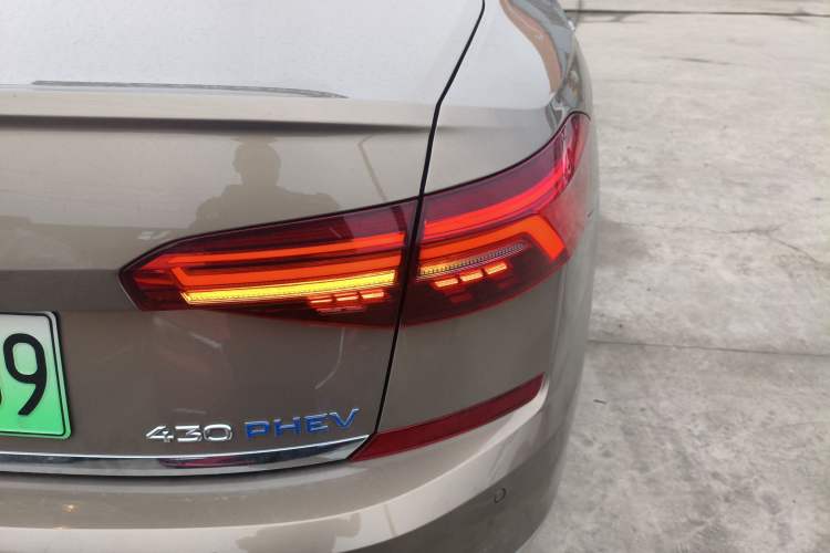 Used Volkswagen Passat New Energy 2020 430 PHEV Hybrid Luxury Edition China VI Standard Right Rear Taillight