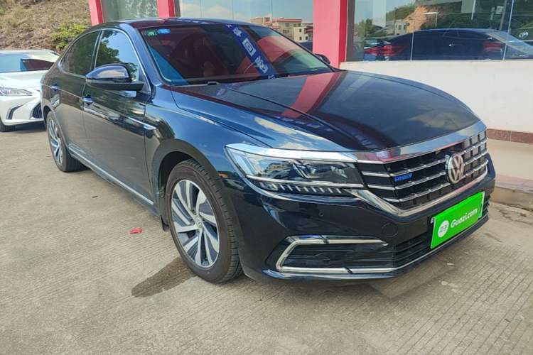 Used Volkswagen Passat New Energy 2019 430 PHEV Hybrid Luxury Edition Front Right 45 Deg