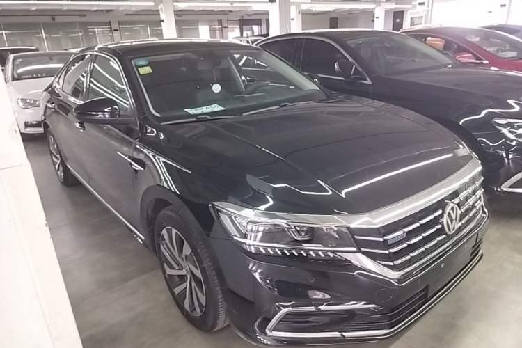 Used Volkswagen Passat New Energy 2019 430 PHEV Hybrid Luxury Edition Front Right 45 Deg