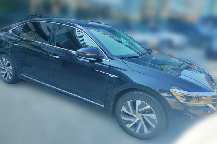 Used Volkswagen Passat New Energy 2019 430 PHEV Hybrid Luxury Edition Front Right 45 Deg