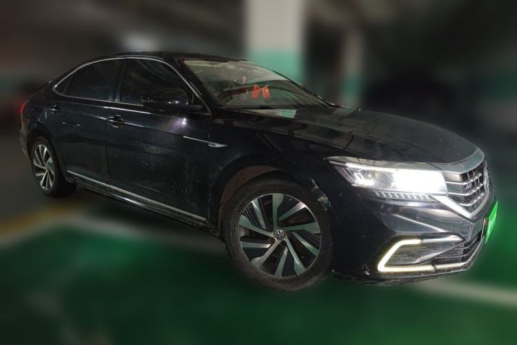 Used Volkswagen Passat New Energy 2019 430 PHEV Hybrid Luxury Edition Front Right 45 Deg
