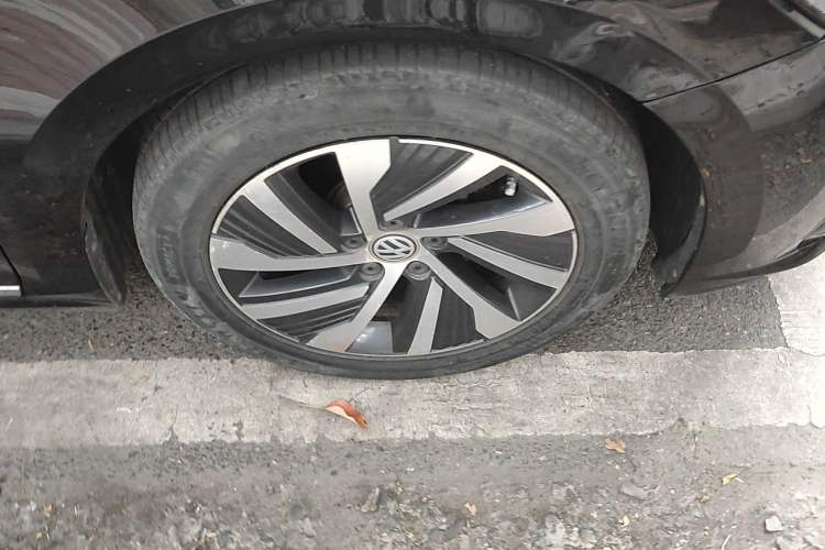 Used Volkswagen Passat New Energy 2019 430 PHEV Hybrid Luxury Edition Right Front Wheel Hub