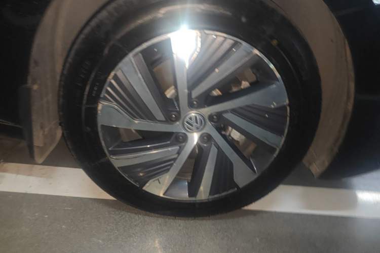Used Volkswagen Passat New Energy 2019 430 PHEV Hybrid Luxury Edition Right Front Wheel Hub