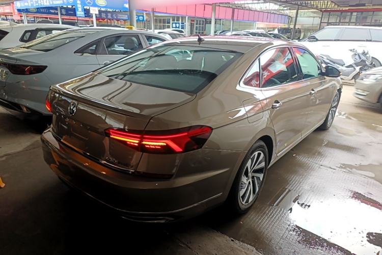 Used Volkswagen Passat New Energy 2019 430 PHEV Hybrid Luxury Edition Rear Right 45 Deg