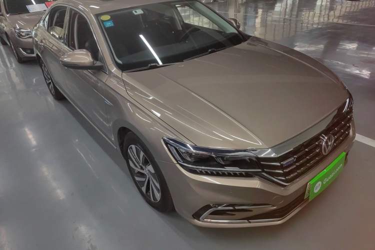 Used Volkswagen Passat New Energy 2019 430 PHEV Hybrid Luxury Edition Front Right 45 Deg