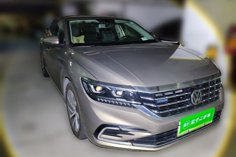 Used Volkswagen Passat New Energy 2019 430 PHEV Hybrid Luxury Edition Front Right 45 Deg