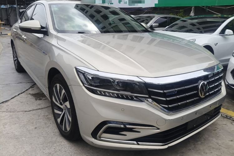 Used Volkswagen Passat New Energy 2019 430 PHEV Hybrid Luxury Edition Front Right 45 Deg