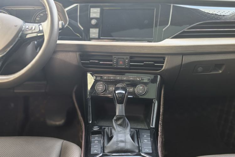 Used Volkswagen Passat New Energy 2019 430 PHEV Hybrid Luxury Edition Audio And AC Panel