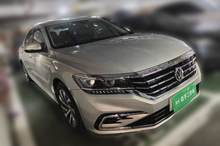 Used Volkswagen Passat New Energy 2019 430 PHEV Hybrid Luxury Edition Front Right 45 Deg
